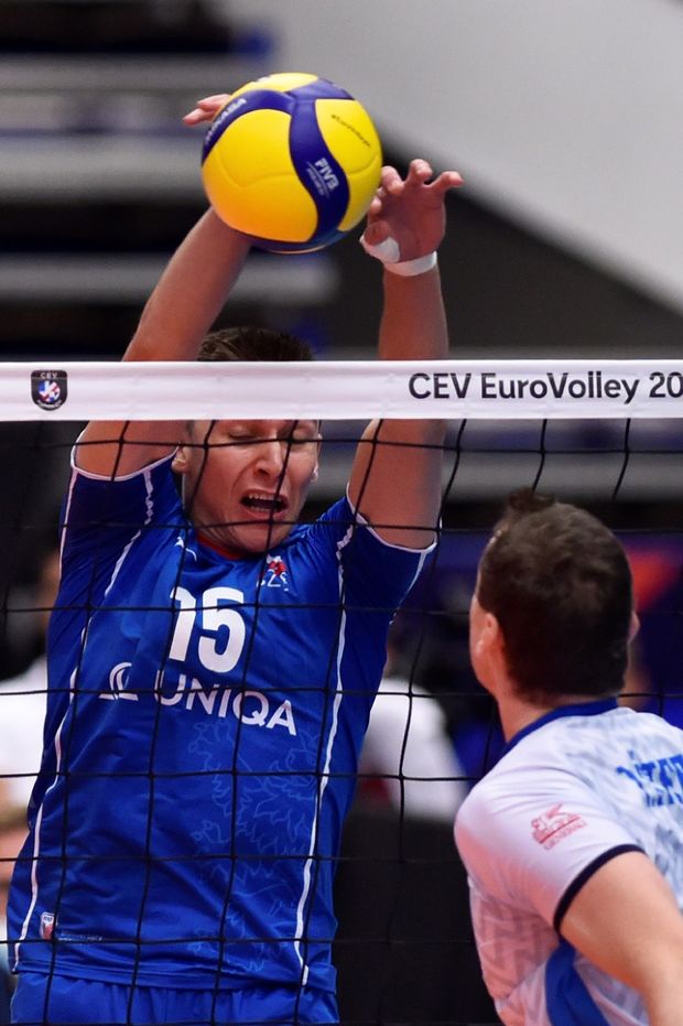 Lukáš Vašina blokuje ve čtvrtfinále mistrovství Evropy proti Slovinsku Lukáš Vašina blokuje ve čtvrtfinále mistrovství Evropy proti Slovinsku
