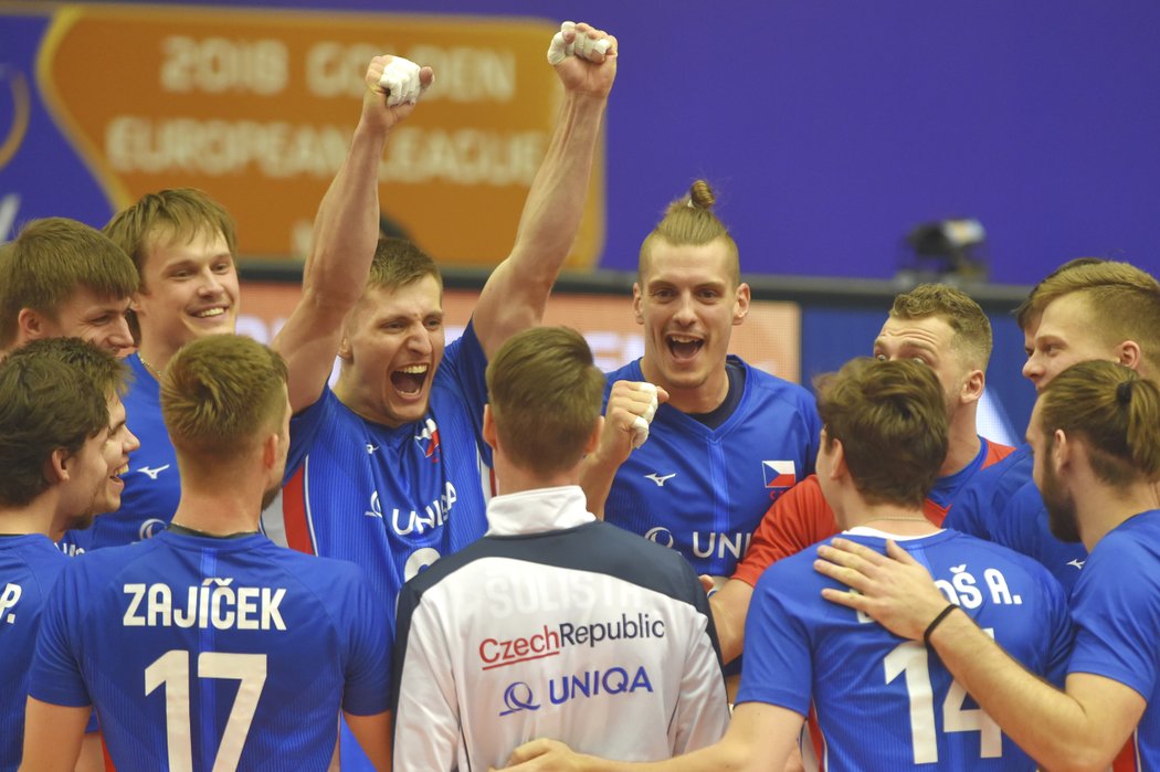 Čeští volejbalisté se radují z vítězství