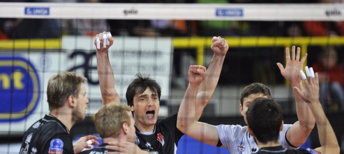 Tomáš Fila (uprostřed) se raduje se spoluhráči z Českých Budějovic