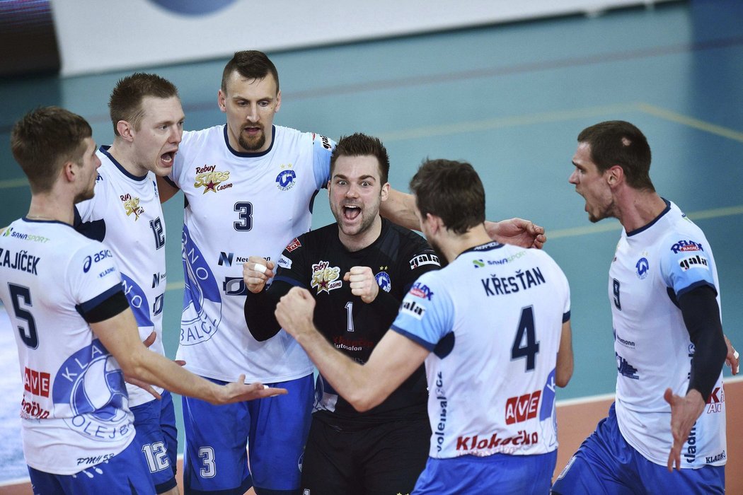 Dirk Sparidans (uprostřed) z Kladna se raduje se spoluhráči z postupu do finále volejbalové extraligy