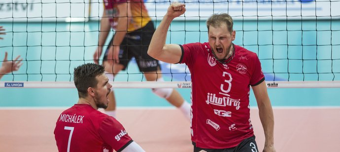 Českobudějovičtí hráči se radují v prvním finále extraligy, zleva Petr Michálek a kapitán Radek Mach