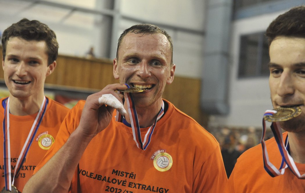 Ostravský blokař Tomáš Široký (uprostřed) zkouší, jak chutná zlato pro volejbalové mistry