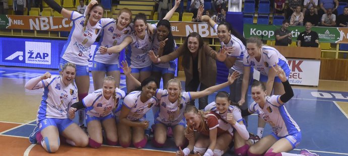 Volejbalistky Prostějova se radují ze zisku titulu po rozhodujícím finále s Olomoucí