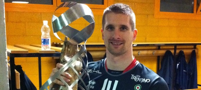 Jan Štokr pózuje s pohárem pro vítěze italské ligy