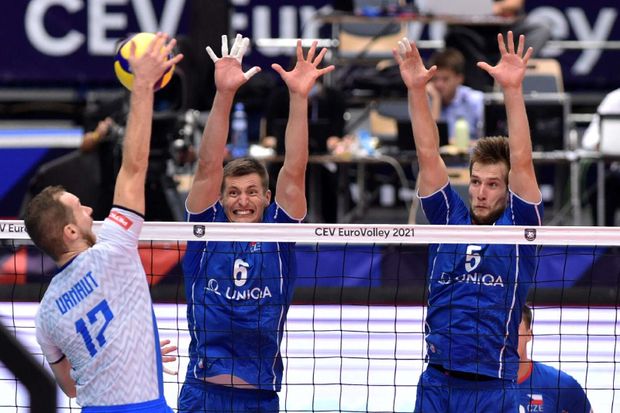 Michal Finger a Adam Zajíček se snaží zablokovat Tineho Urnauta ze Slovinska Michal Finger a Adam Zajíček se snaží zablokovat Tineho Urnauta ze Slovinska