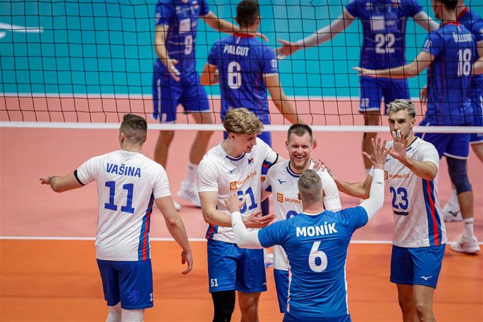 Volejbalisté mají jisté osmifinále. Svátek proti Italům? Nesmí nás to tížit v trenýrkách, ví kouč Volejbalisté mají jisté osmifinále. Svátek proti Italům? Nesmí nás to tížit v trenýrkách, ví kouč
