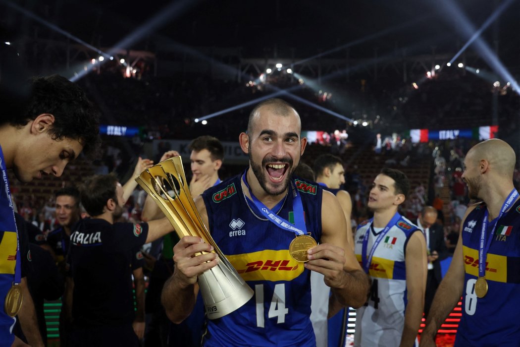 Italští volejbalisté slaví po výhře nad Polskem titul mistrů světa