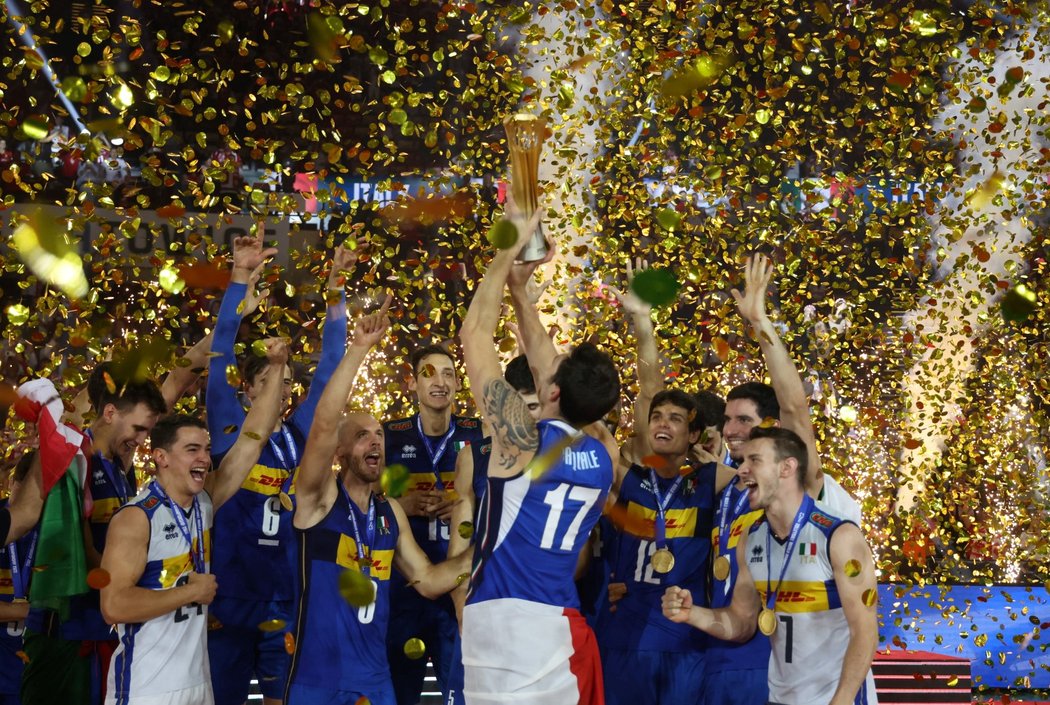 Italští volejbalisté oslavují mistrovství titul z šampionátu v Katovicích