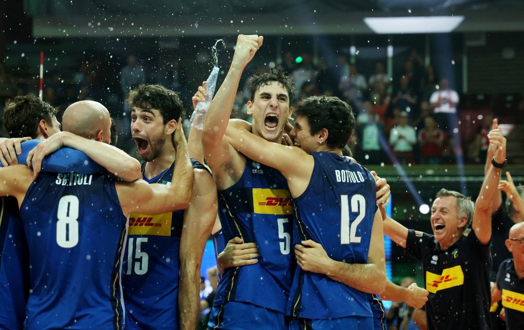 Italští volejbalisté slaví triumf na mistrovství světa