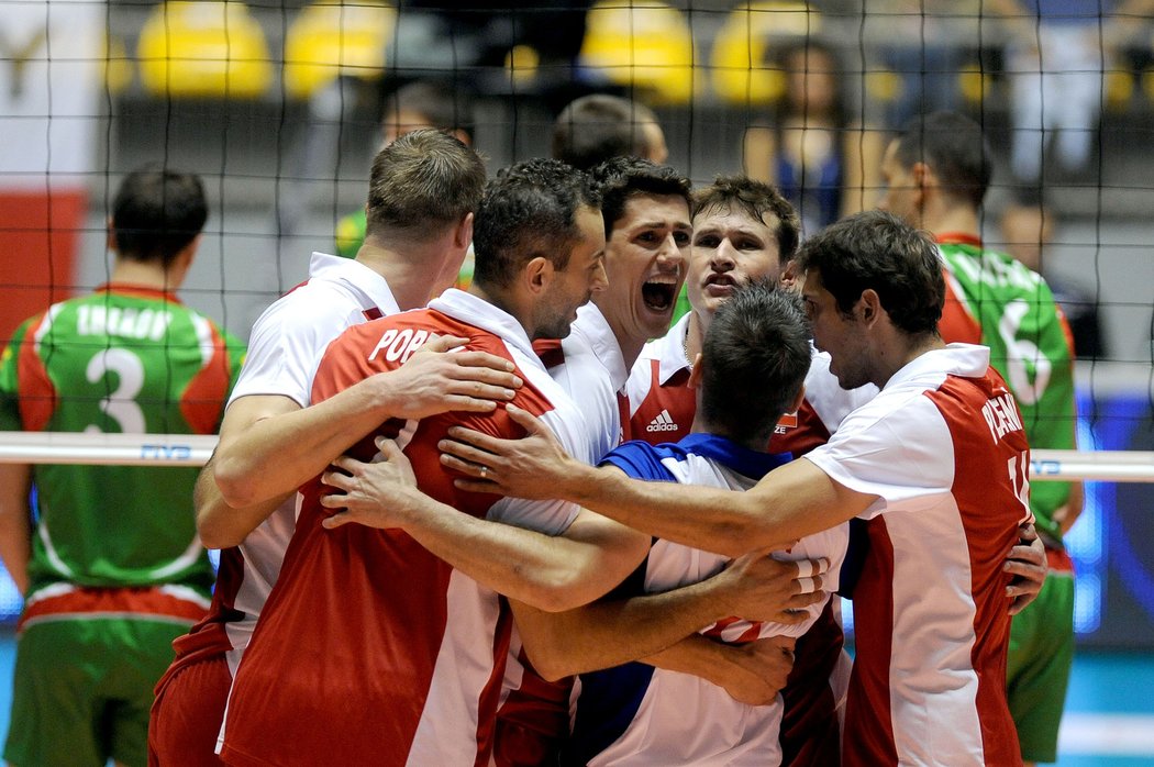 Čeští volejbalisté slaví získaný bod v zápase s Bulharskem