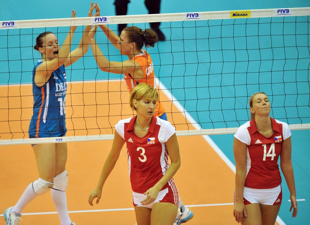 Nizozemské volejbalistky se radují z bodu, zatímco Češky Kristýna Pastulová a Lucie Mühlsteinová (vpravo) zklamaně odcházejí