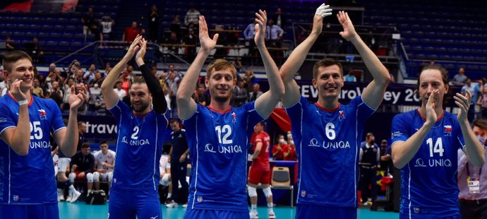 Radost českých volejbalistů po senzační výhře nad Francií v osmifinále mistrovství Evropy