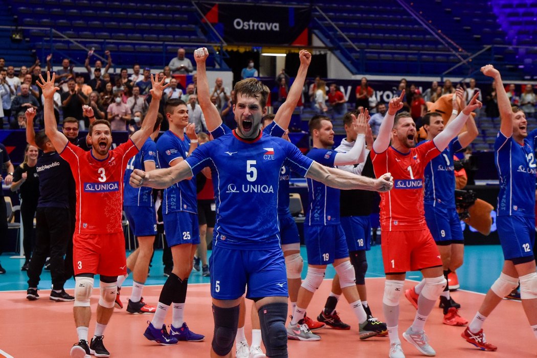 Čeští volejbalisté se radují ze senzačního vítězství v osmifinále mistrovství Evropy proti Francii