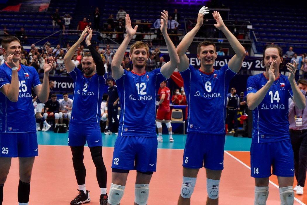 Radost českých volejbalistů po senzační výhře nad Francií v osmifinále mistrovství Evropy