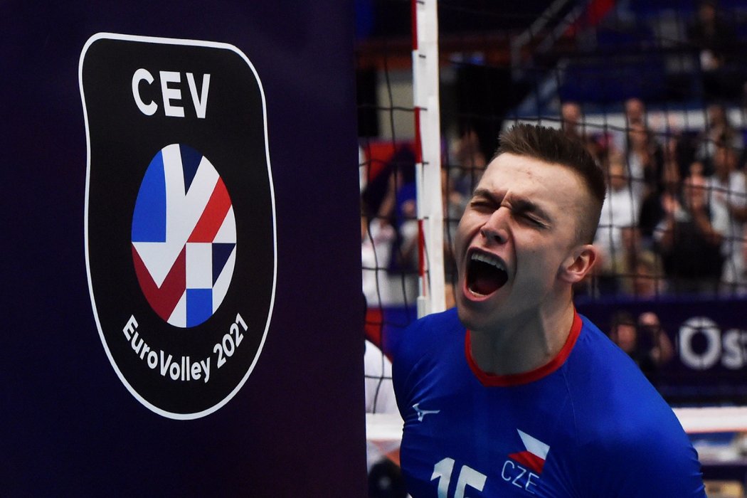 Český volejbalista Lukáš Vašina se raduje ze zisku bodu v závěru osmifinále ME proti Francii v Ostravě