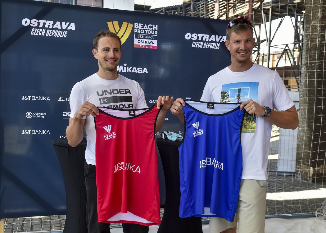 Ondřej Perušič a David Schweiner (vpravo) ukazují své nové dresy