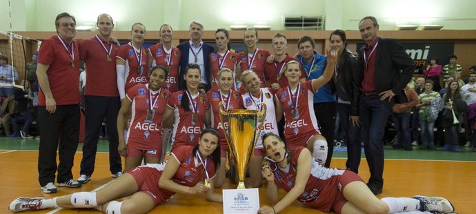 Hráčky Prostějova pózují s trofejí za mistrovský titul, který si zajistily, když ve finále play off porazily Olymp 3:0 na zápasy
