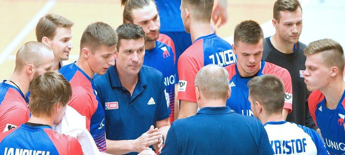 Čeští volejbalisté s trenérem Michalem Nekolou