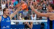 Česká volejbalová dvojice Ondřej Perušič (vlevo) a David Schweiner stejně jako před rokem postoupili do semifinále turnaje Světového okruhu v Ostravě