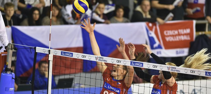 Gabriela Orvošová a Barbora Purchartová se snaží zablokovat finský útok