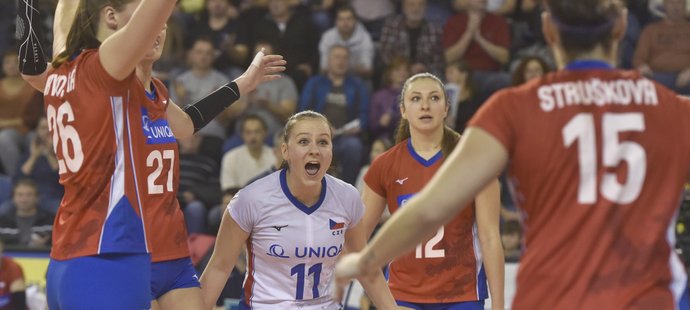 České volejbalistky se radují z bodu v kvalifikačním zápase proti Finsku (ilustrační foto)