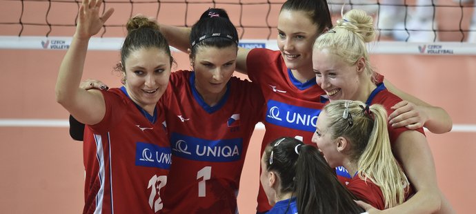 České volejbalistky se radují v zápase Evropské ligy proti Švédsku