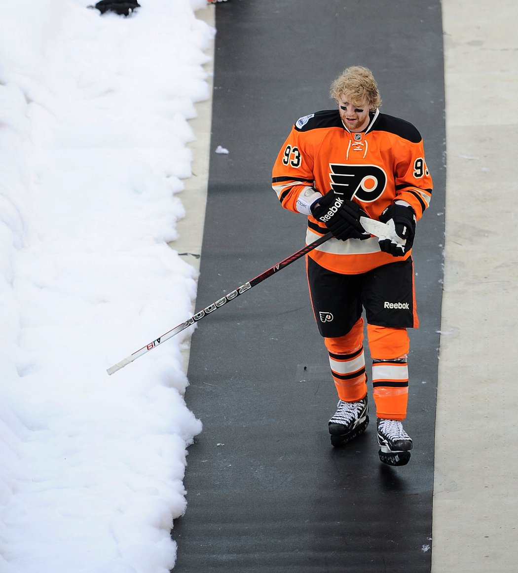 Jakub Voráček při utkání Winter Classic. Teď může všechny hvězdy NHL potkat, že si v luxusních arenách letošní zimu nezahrají