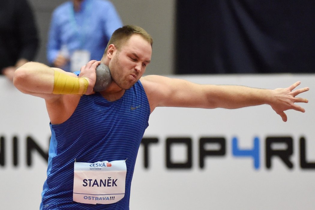 Tomáš Staněk se připravuje k vrhu během Mezinárodního halového atletického mítinku Czech Indoor Gala