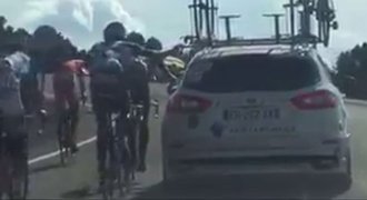 Cyklisté podváděli na Vueltě, drželi se auta a vezli se. Vlastní tým je vyhodil