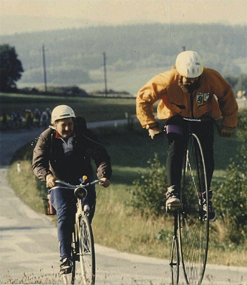 Antonín Mittelbach na historickém vysokém bicyklu projel svět.