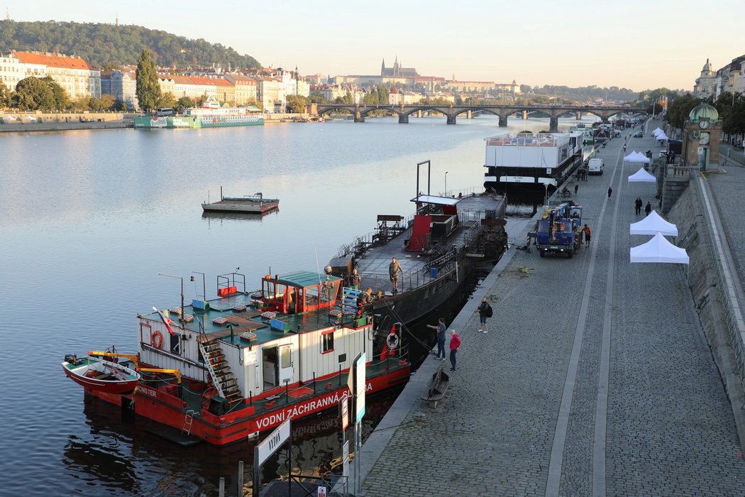 Takhle vypadala příprava na výstavu Auta na náplavce