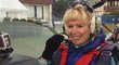 Pavlína Kosová si jako vítězka výzvy aplikace Superlife Na kole do oblak užila let s The Flying Bulls