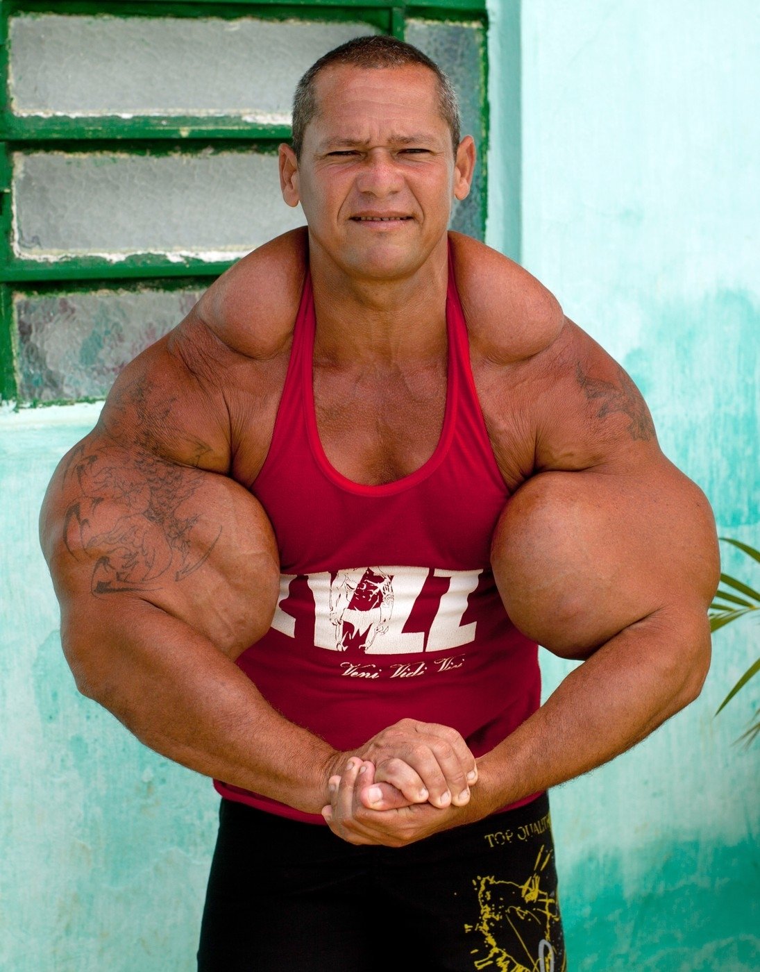 Tohle jsou největší bicepsy v Brazílii. Arlinda de Souzu ale taky můžou každou chvíli zabít