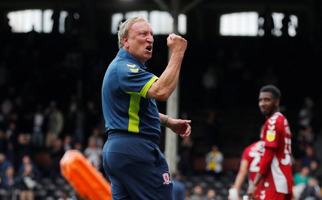 Bývalý fotbalový trenér Neil Warnock měl chtít po hráčích úplatky