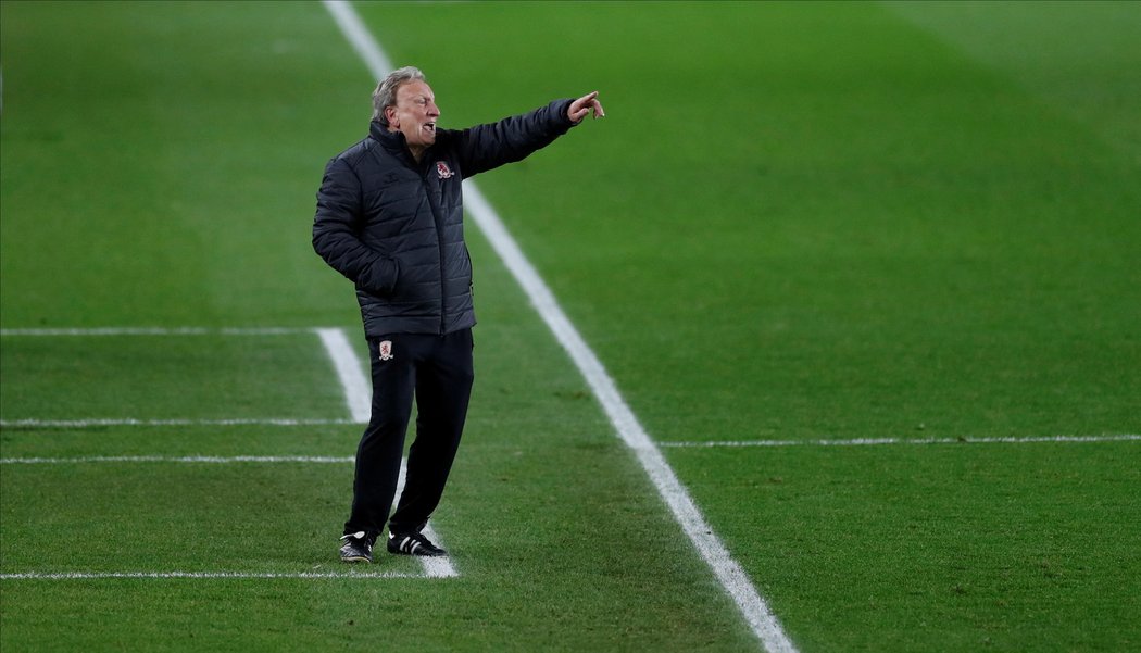 Bývalý fotbalový trenér Neil Warnock měl chtít po hráčích úplatky