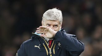 Wenger pod palbou: Rozcupoval si kravatu a ovlivňuje rozhodčí