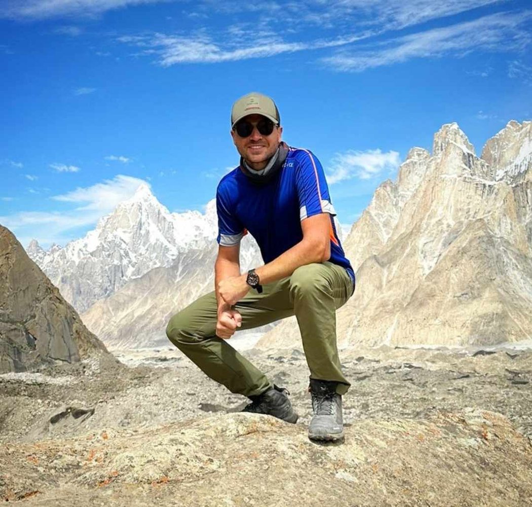 Rakouský horolezec Wilhelm Steindl založil sbírku pro rodinu šerpy, který zemřel pod vrcholem hory K2