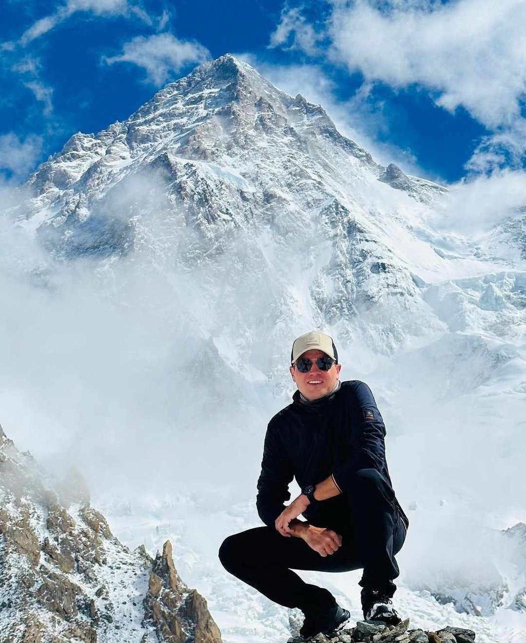 Rekordní výšlap horolezkyně Kristin Harilaové poznamenala smrt šerpy Muhammada Hassana. Rakouský horolezec Wilhelm Steindl se poté rozhodl založit sbírku pro jeho rodinu