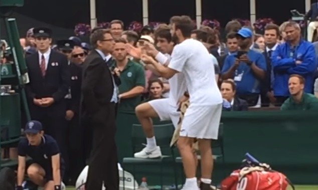 Pablo Cuevas a Marcel Granollers se hádají se supervizorem zápasu