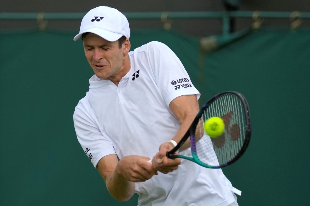 Hubert Hurkacz při zápasu na Wimbledonu