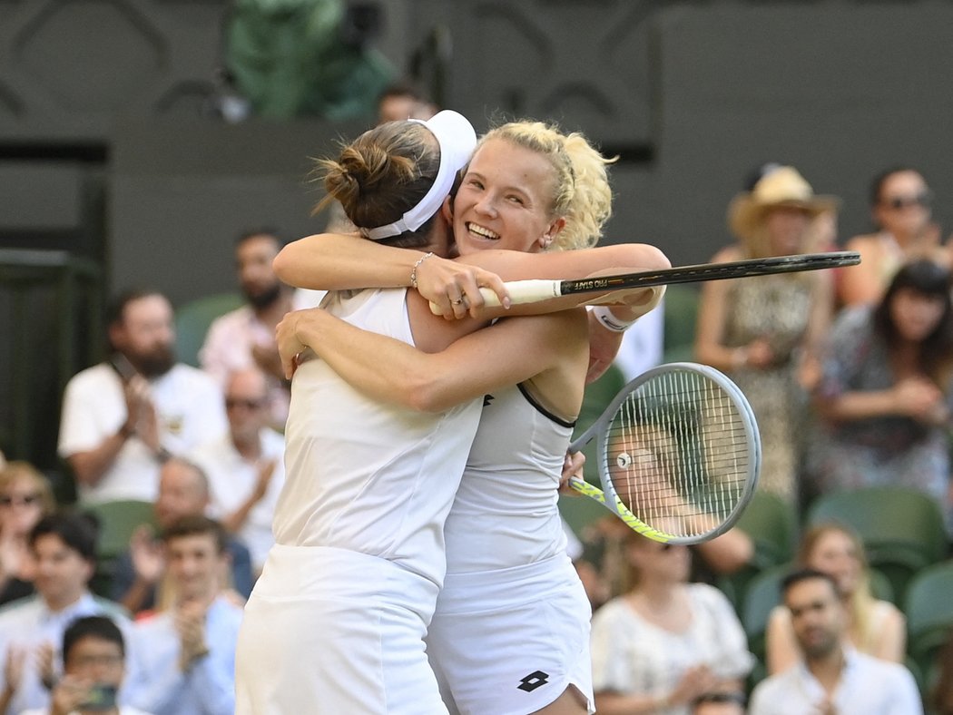 Barbora Krejčíková s Kateřinou Siniakovou ovládly wimbledonskou čtyřhru