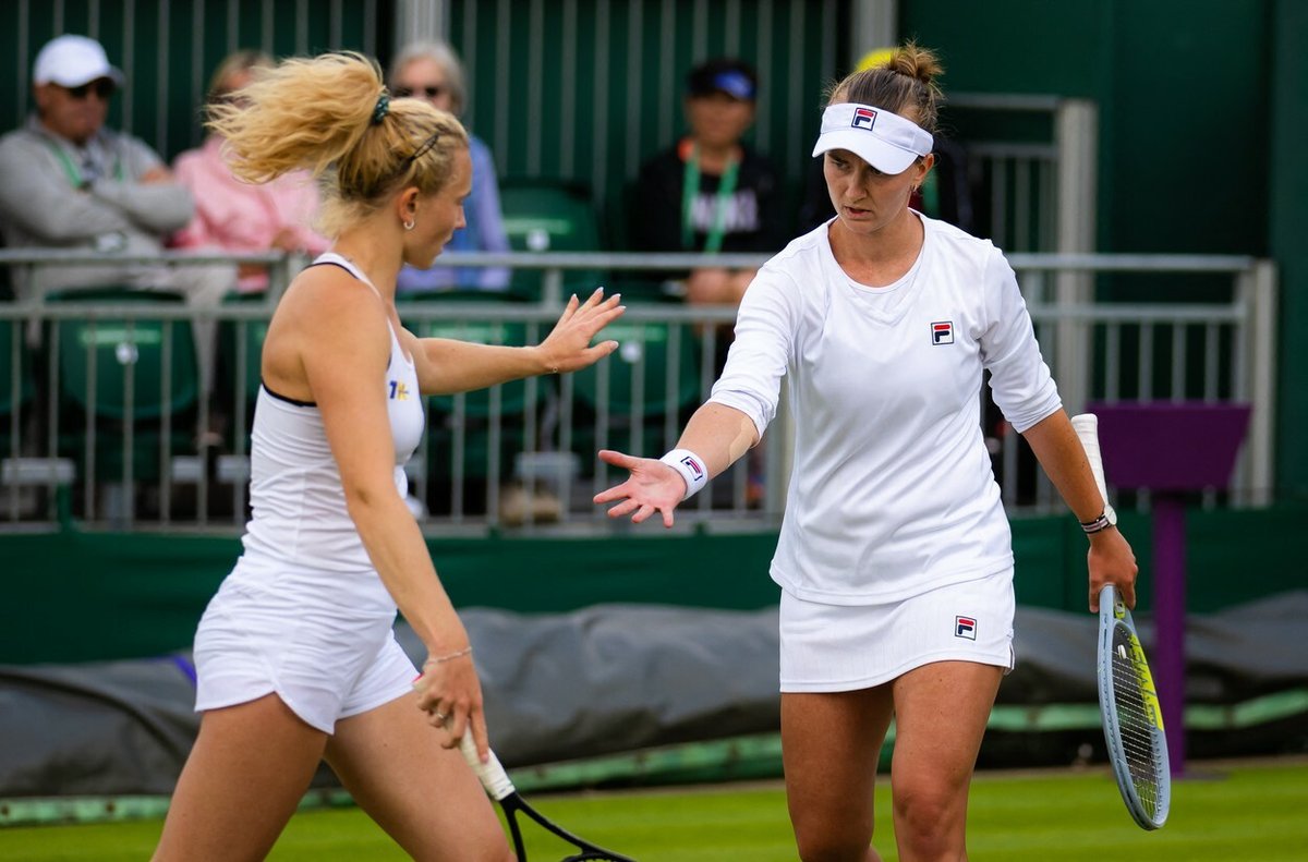 Kateřina Siniaková s Barborou Krejčíkovou ve Wimbledonu