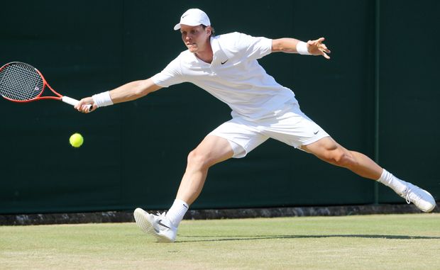 Tomáš Berdych ve Wimbledonu postoupil až do čtvrtfinále. V něm ho ale čeká Federer. Tomáš Berdych ve Wimbledonu postoupil až do čtvrtfinále. V něm ho ale čeká Federer.