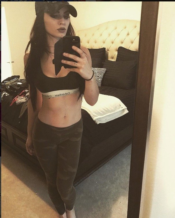 Hvězda WWE Paige řeší problém, na internetu začaly kolovat její nahé fotky.