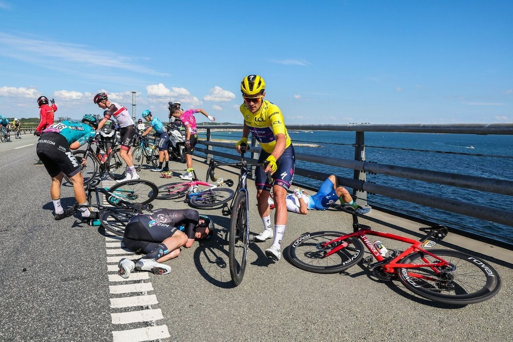 Yves Lampaert (v žlutém) po pádu při druhé etapě Tour de France