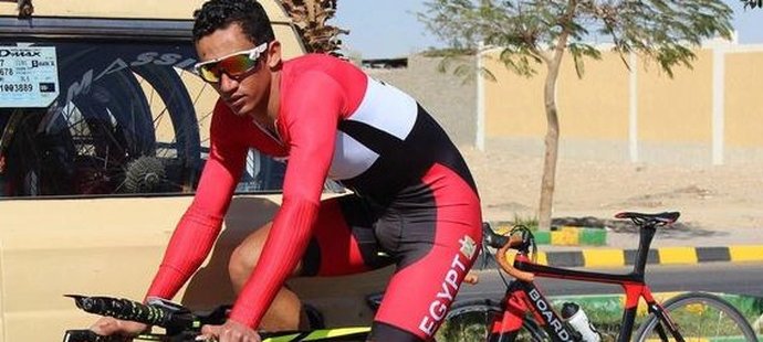 Egyptský závodník Eslam Nasser Zaki během závodu v omniu zřejmě utrpěl srdeční příhodu.