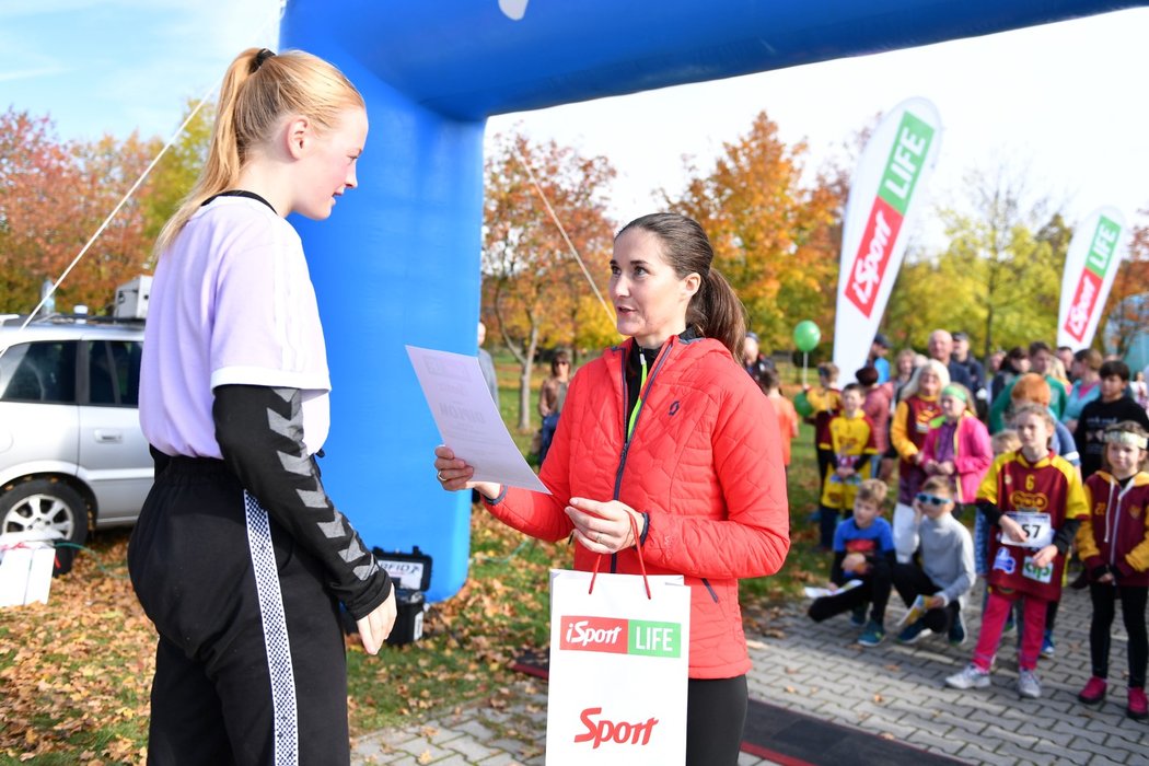 Běžecký iSport LIFE Columbia závod v Divoké Šárce v Praze, jehož patronem je někdejší skvělá lyžařka Šárka Strachová