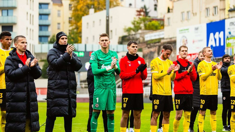 Děkovačka hráčů Zbrojovky po výhře na hřišti Sparty B