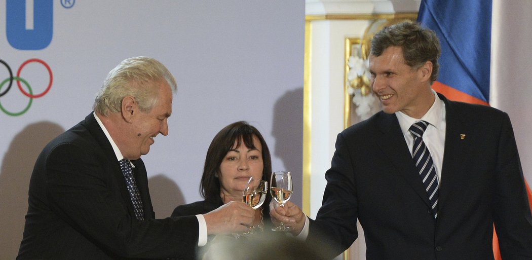 Prezident Miloš Zeman s manželkou Ivanou přijal 18. dubna na Pražském hradě členy olympijské výpravy ze zimních her v Soči, předseda Českého olympijského výboru Jiří Kejval.