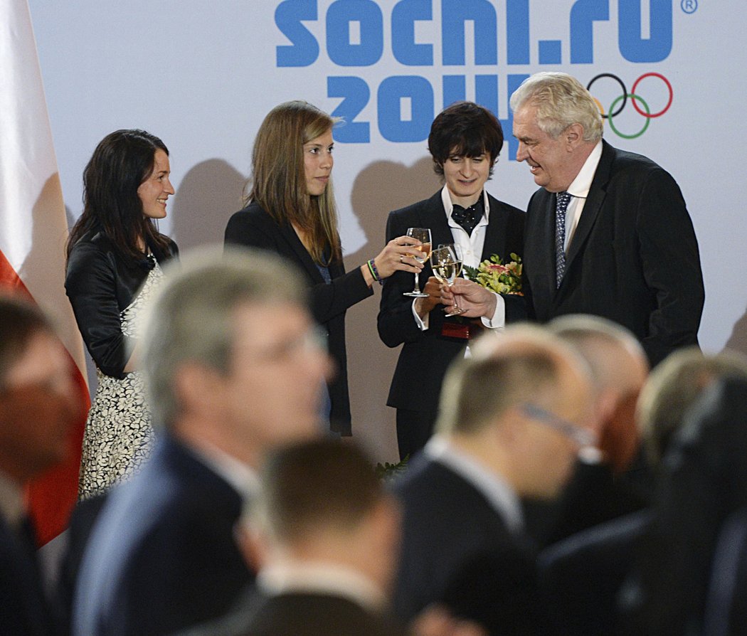 Prezident Miloš Zeman s manželkou Ivanou přijal 18. dubna na Pražském hradě členy olympijské výpravy ze zimních her v Soči, zl. Veronika Vítková, Eva Samková, Martina Sáblíková